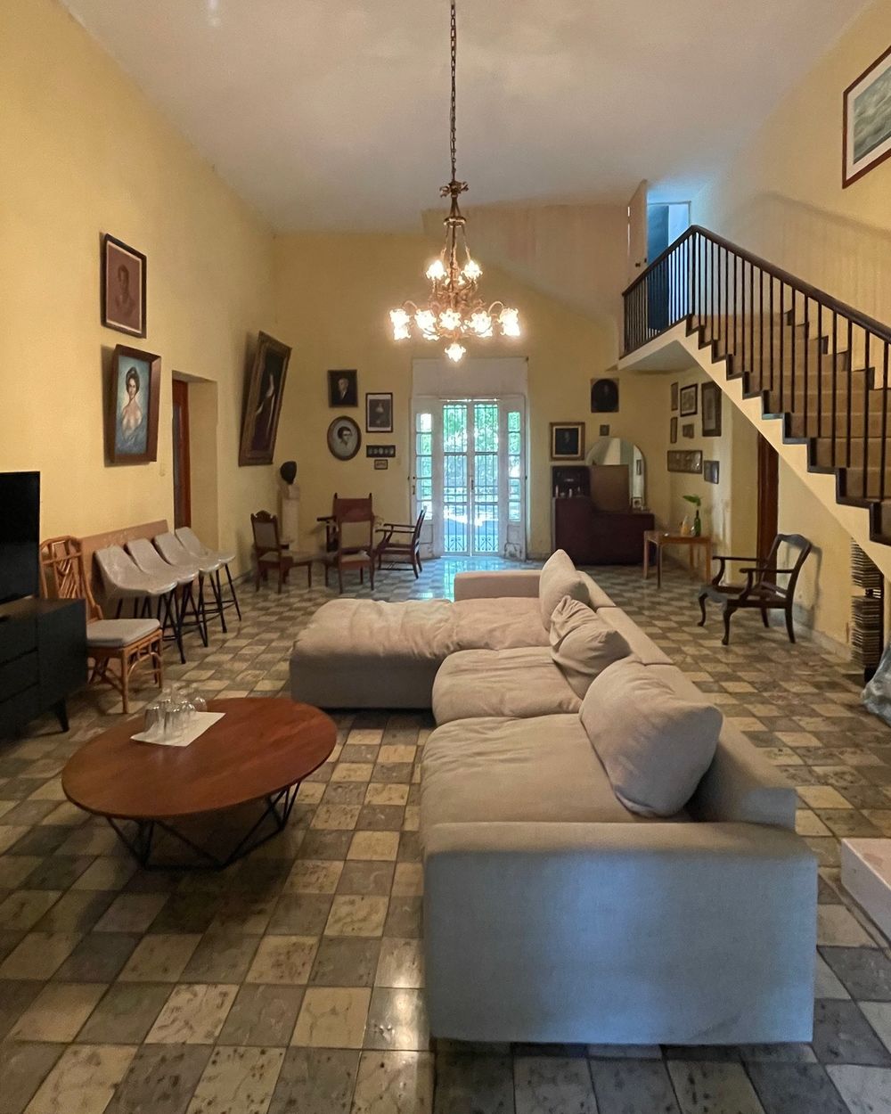 Salón con escalera antes, con muebles de sala