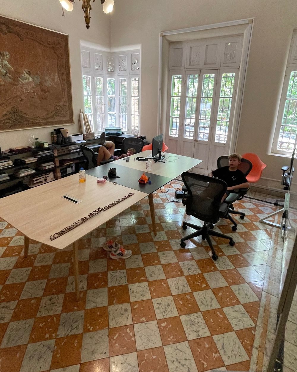Salón con murales antes, usado como oficina