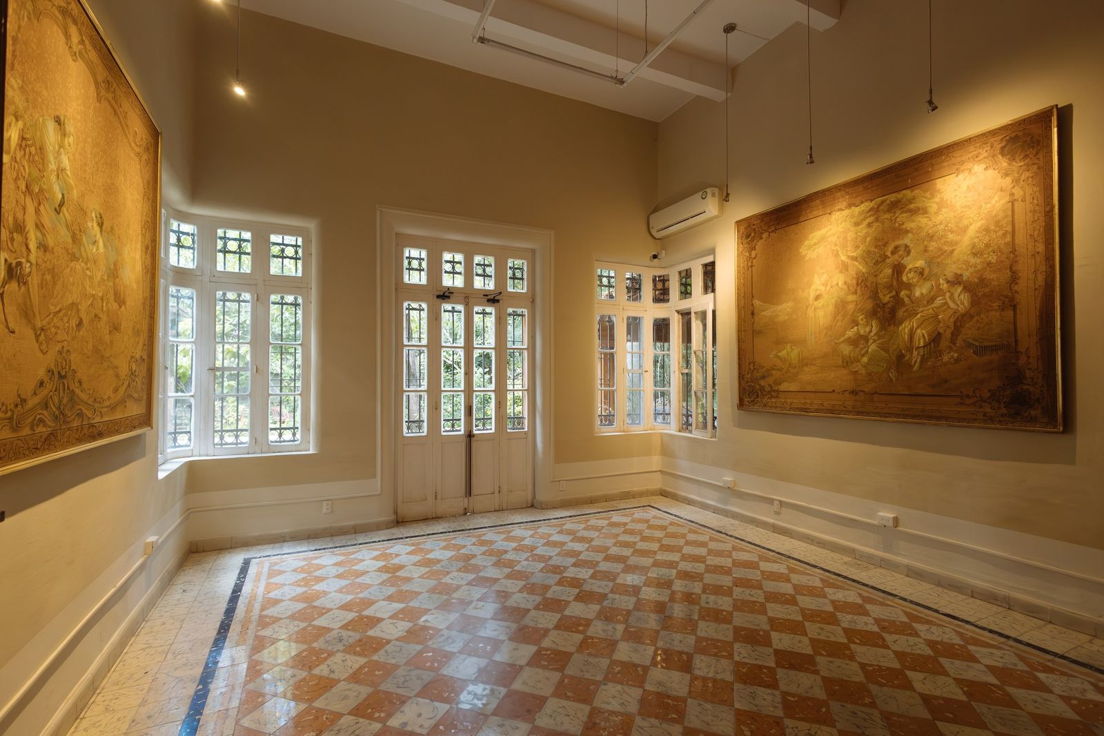 Salón con murales restaurado e iluminado