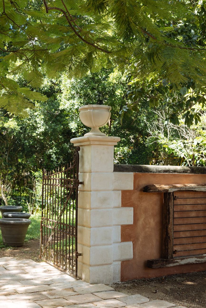 Portón de entrada con jardín