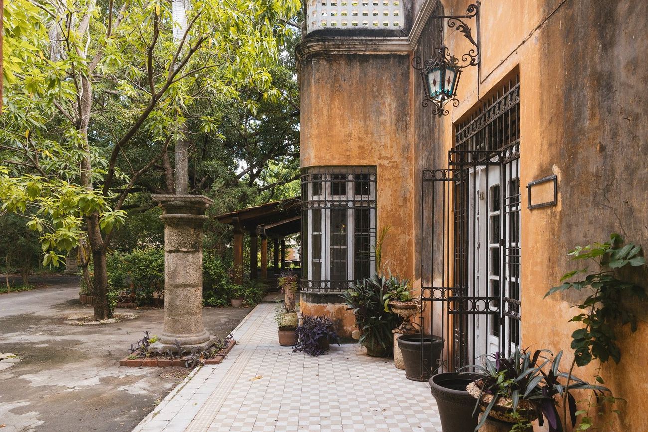 Fachada lateral con ventanas de herrería